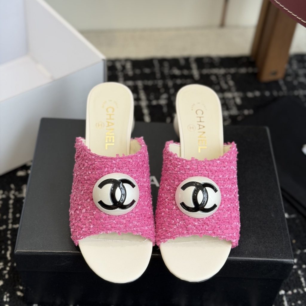 CHANEL Pointed Toe High Heel Pumps in Genuine Calfskin with Lambskin Lining and Italian Leather Sole