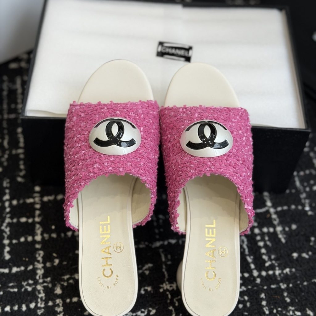 CHANEL Pointed Toe High Heel Pumps in Genuine Calfskin with Lambskin Lining and Italian Leather Sole