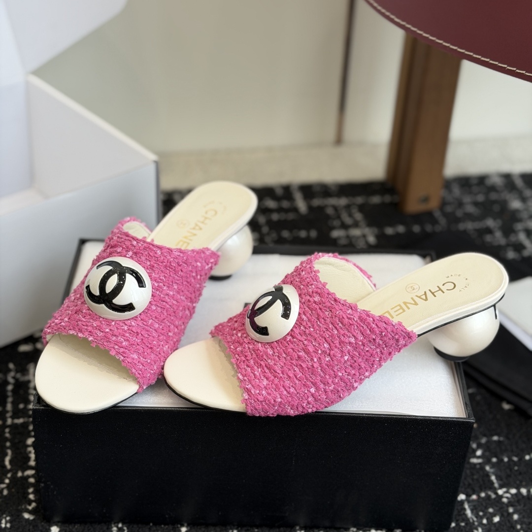 CHANEL Pointed Toe High Heel Pumps in Genuine Calfskin with Lambskin Lining and Italian Leather Sole