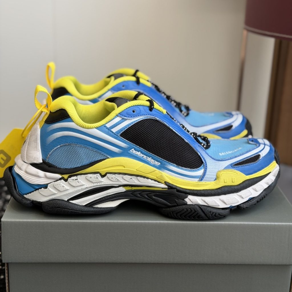 BALENCIAGA Low-Top Casual Sneakers in Genuine Calfskin with Lambskin Lining and Italian Leather Sole