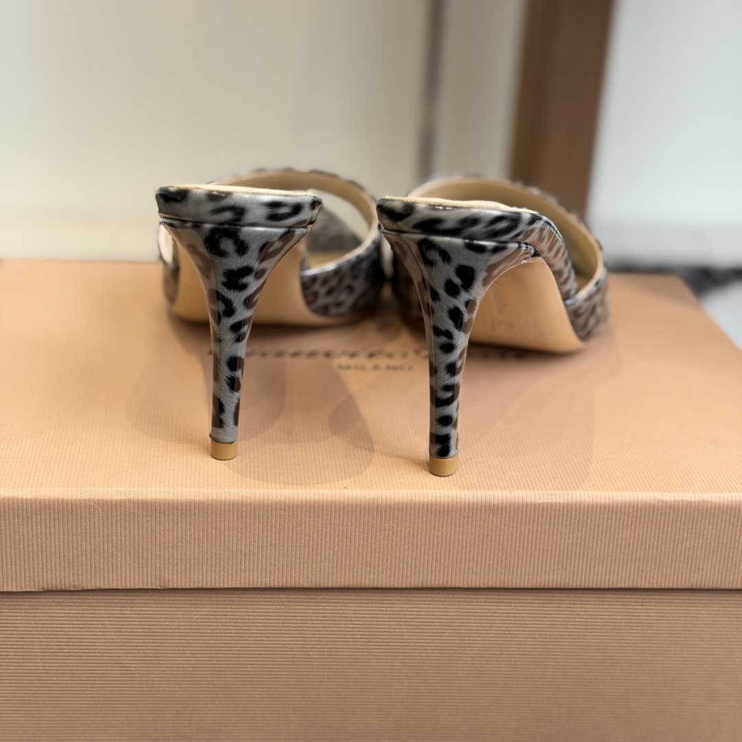 GIANVITO ROSSI Flat Slide Sandals in Genuine Calfskin with Lambskin Lining and Italian Leather Sole