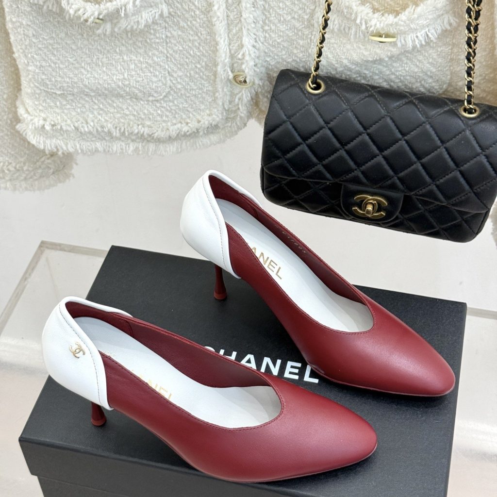 CHANEL Pointed Toe High Heel Pumps in Genuine Calfskin with Lambskin Lining and Italian Leather Sole