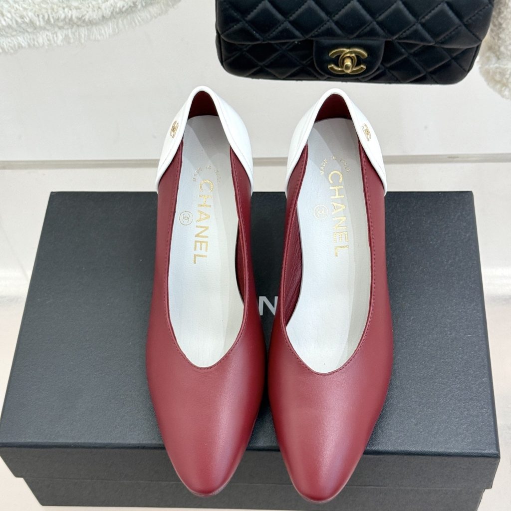 CHANEL Pointed Toe High Heel Pumps in Genuine Calfskin with Lambskin Lining and Italian Leather Sole