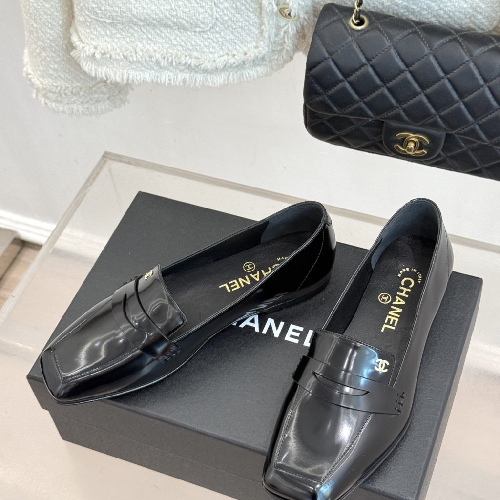 CHANEL Double C Square Toe Glossy Leather Flat Loafers in Genuine Lambskin Italian Suede Sole P
