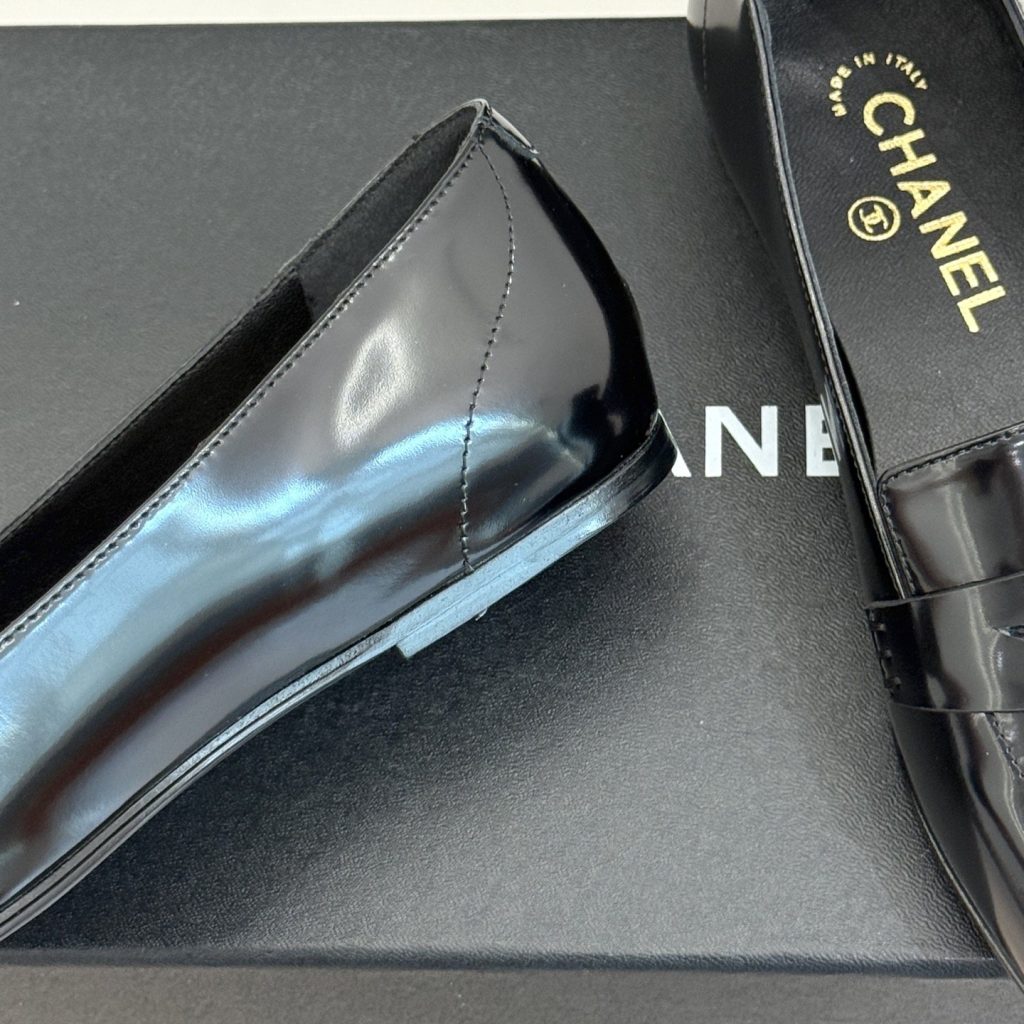 CHANEL Double C Square Toe Glossy Leather Flat Loafers in Genuine Lambskin Italian Suede Sole P