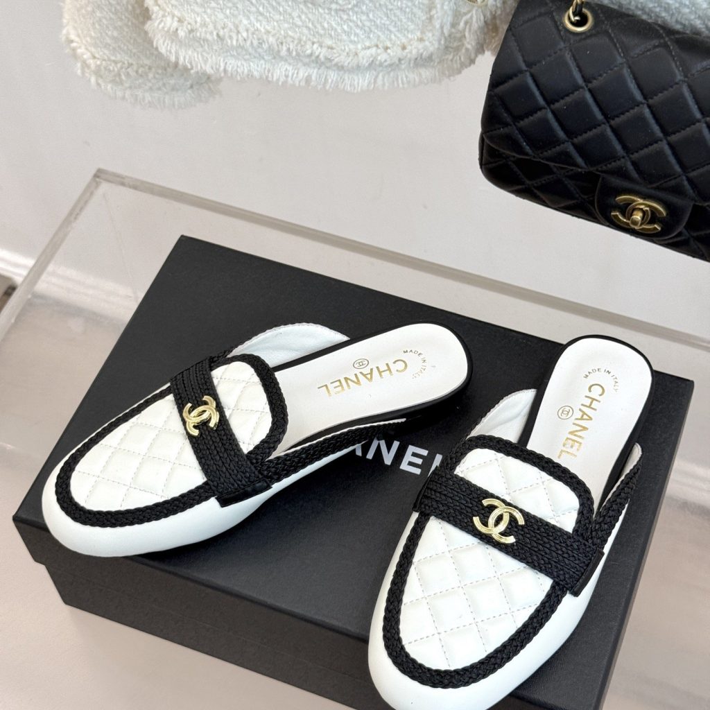 CHANEL Double C Square Toe Glossy Leather Flat Loafers in Genuine Lambskin Italian Suede Sole P