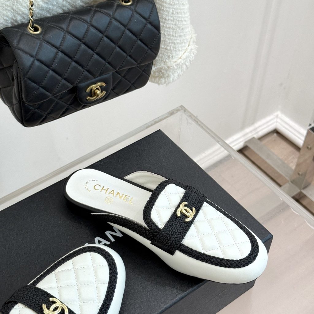 CHANEL Double C Square Toe Glossy Leather Flat Loafers in Genuine Lambskin Italian Suede Sole P