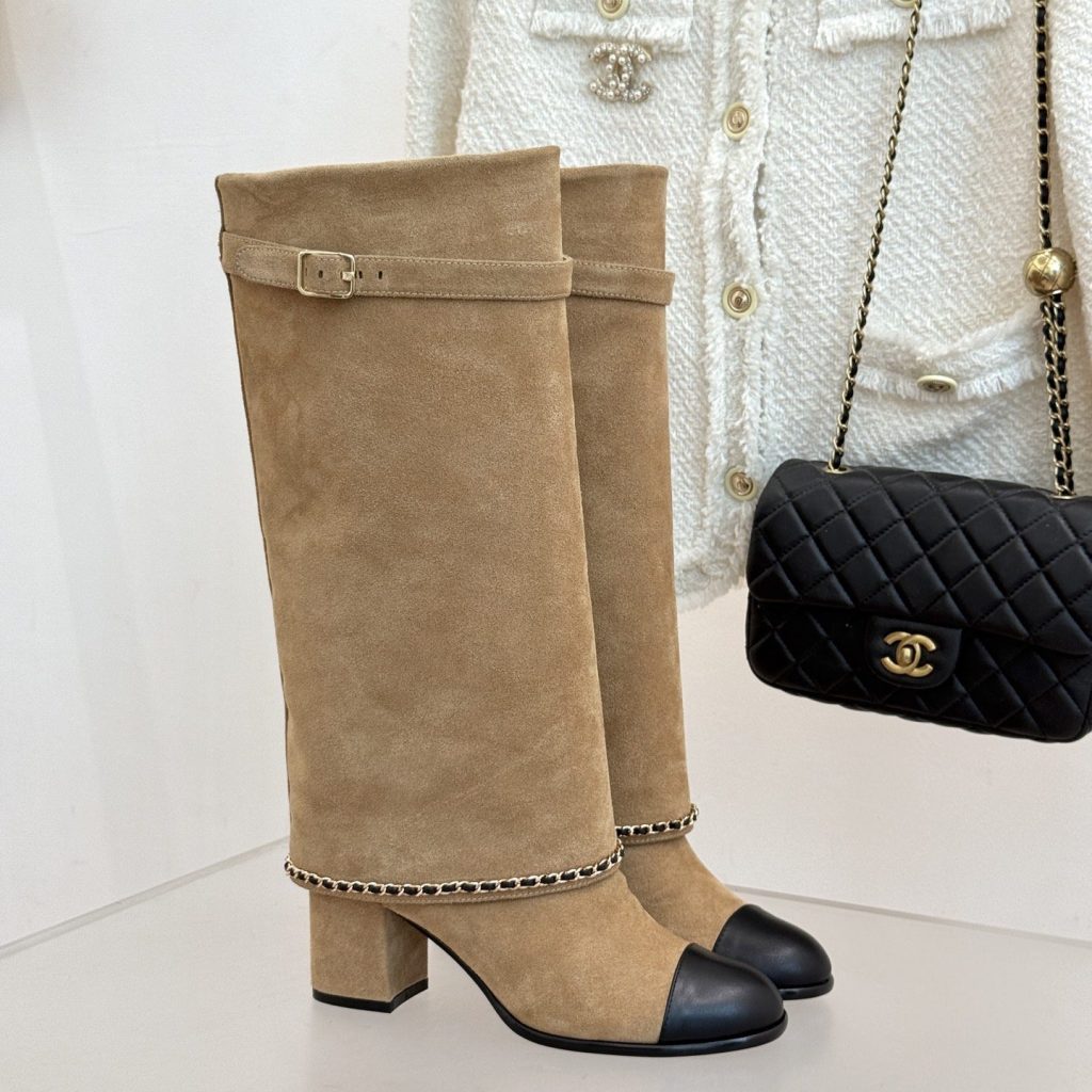 Miu Miu Quilted Flat Slide Sandals in Genuine Lambskin with Metal Logo Calfskin Lining Italian Leath