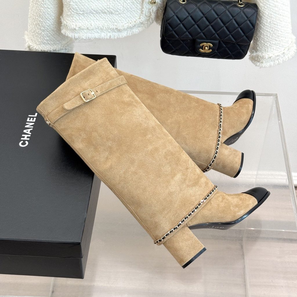 Miu Miu Quilted Flat Slide Sandals in Genuine Lambskin with Metal Logo Calfskin Lining Italian Leath