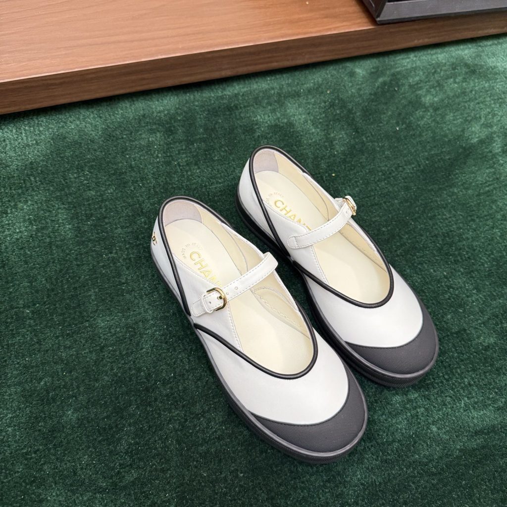 CHANEL Low-Top Casual Sneakers in Genuine Calfskin with Lambskin Lining and Italian Leather Sole