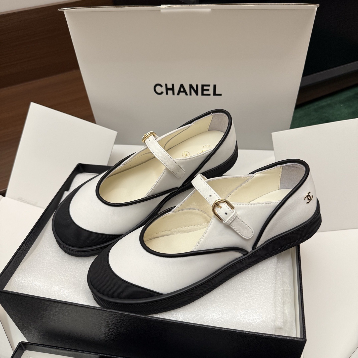 CHANEL Low-Top Casual Sneakers in Genuine Calfskin with Lambskin Lining and Italian Leather Sole