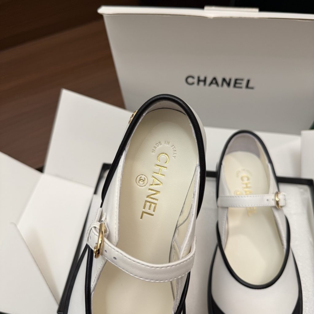 CHANEL Low-Top Casual Sneakers in Genuine Calfskin with Lambskin Lining and Italian Leather Sole
