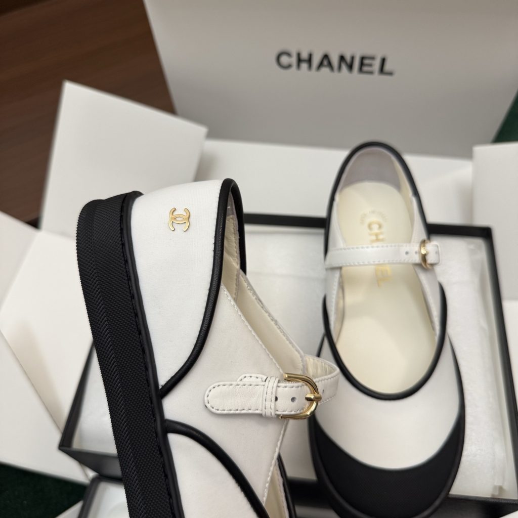 CHANEL Low-Top Casual Sneakers in Genuine Calfskin with Lambskin Lining and Italian Leather Sole