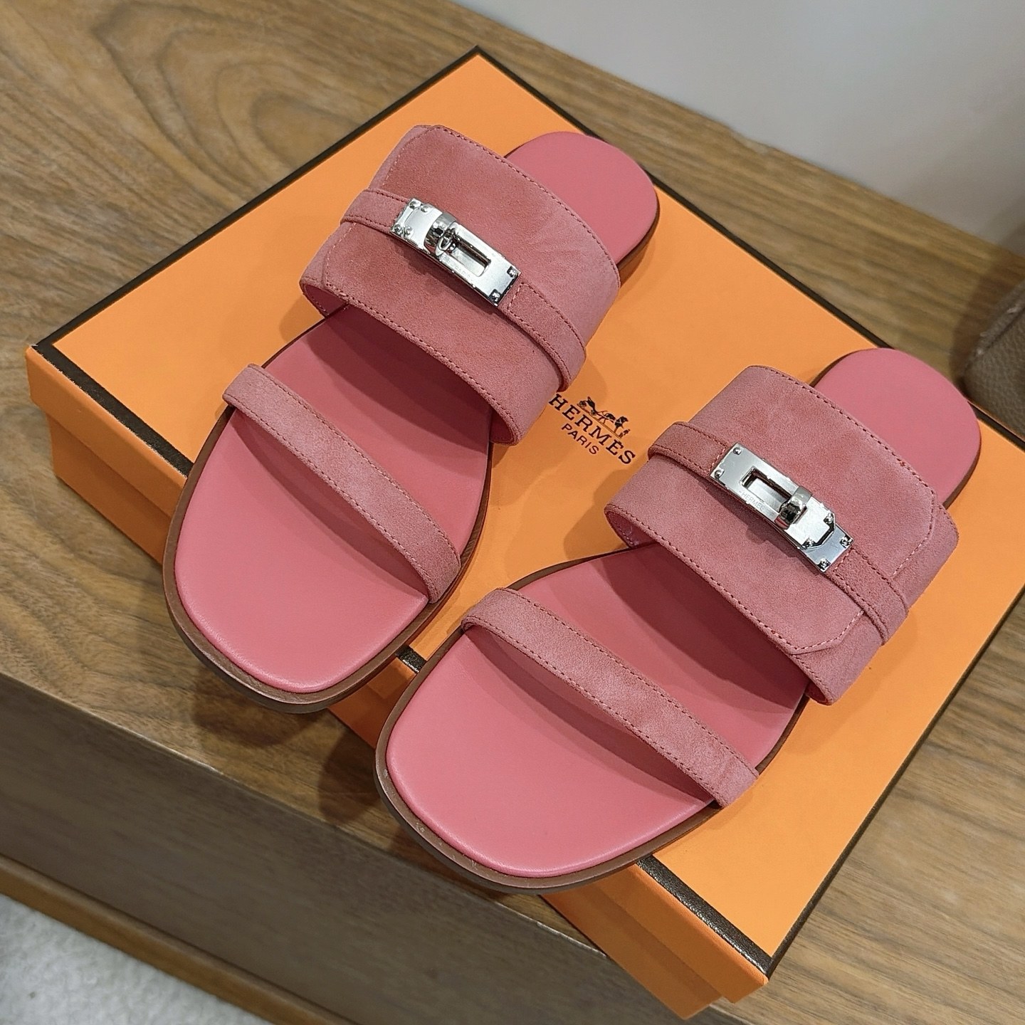 HERMES Low-Top Casual Sneakers in Genuine Calfskin with Lambskin Lining and Italian Leather Sole