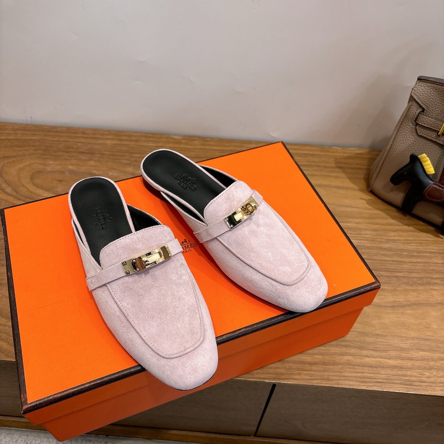 HERMES Low-Top Casual Sneakers in Genuine Calfskin with Lambskin Lining and Italian Leather Sole