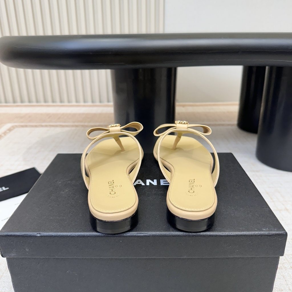 Chanel Double C Chain Ribbon Bow Toe-Post Flat Slippers in Suede and Lamb Leather Sole Genuine Lambs