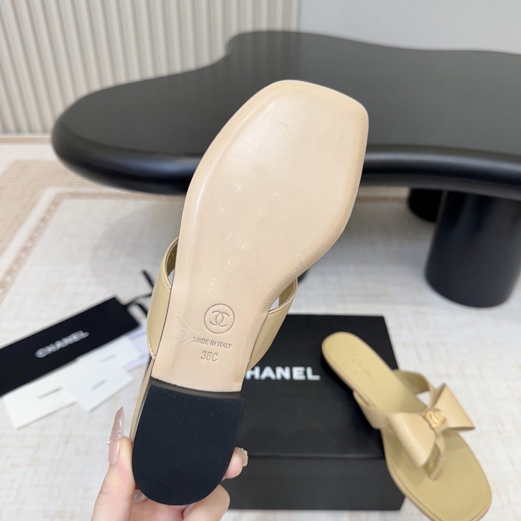 Chanel Double C Chain Ribbon Bow Toe-Post Flat Slippers in Suede and Lamb Leather Sole Genuine Lambs