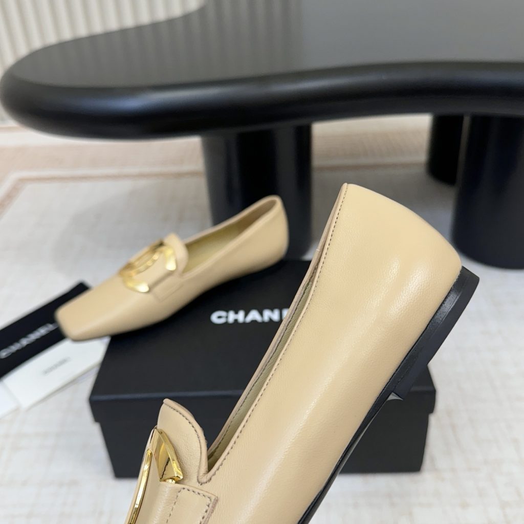 CHANEL Double C Metal Buckle Flat Single Shoes in Genuine Lambskin Patent with Calfskin Lining Itali