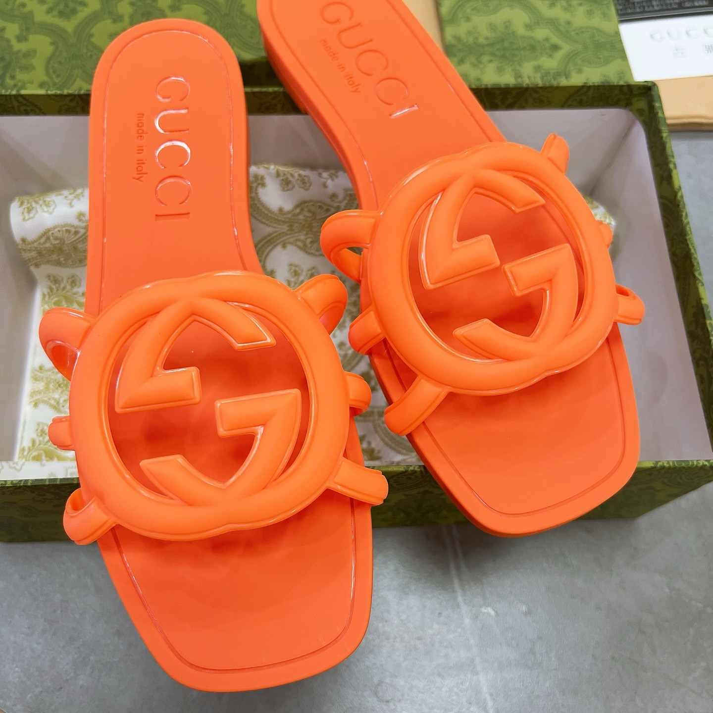 GUCCI Ankle-Strap Flat Sandals in Genuine Lambskin with Calfskin Lining and Durable Rubber Sole