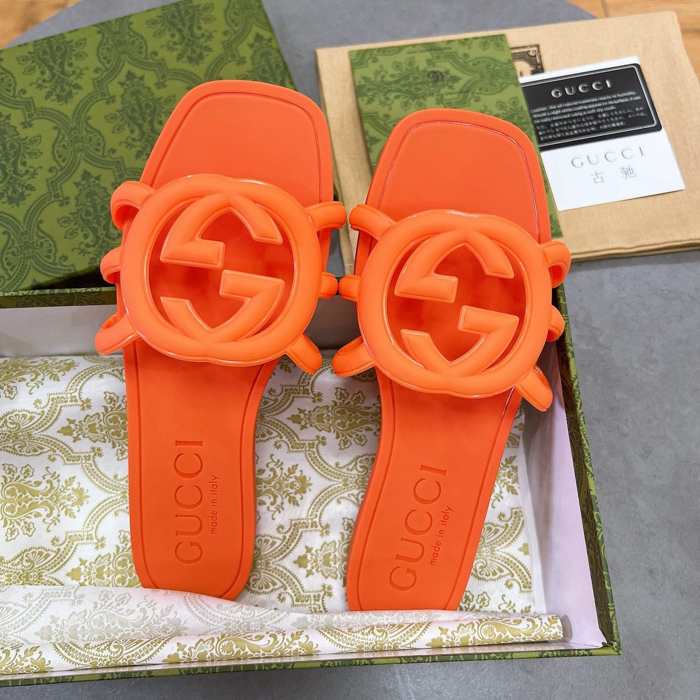 GUCCI Ankle-Strap Flat Sandals in Genuine Lambskin with Calfskin Lining and Durable Rubber Sole