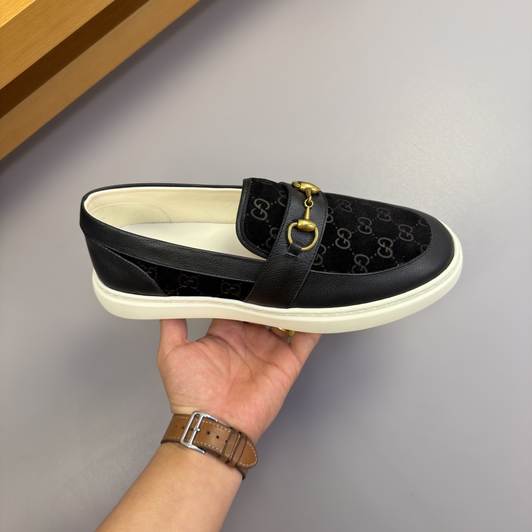 GUCCI Low-Top Casual Sneakers in Genuine Calfskin with Lambskin Lining and Italian Leather Sole
