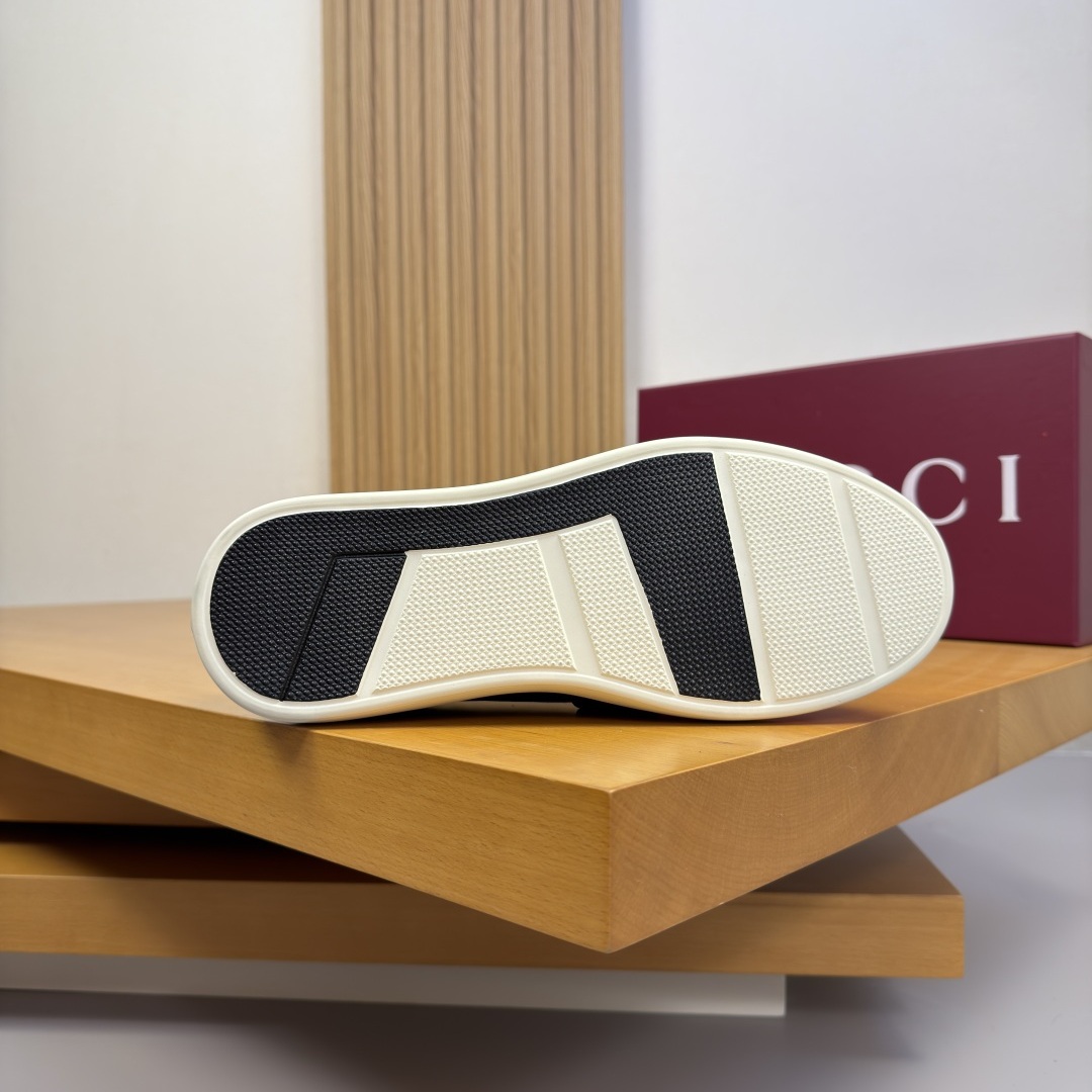 GUCCI Low-Top Casual Sneakers in Genuine Calfskin with Lambskin Lining and Italian Leather Sole