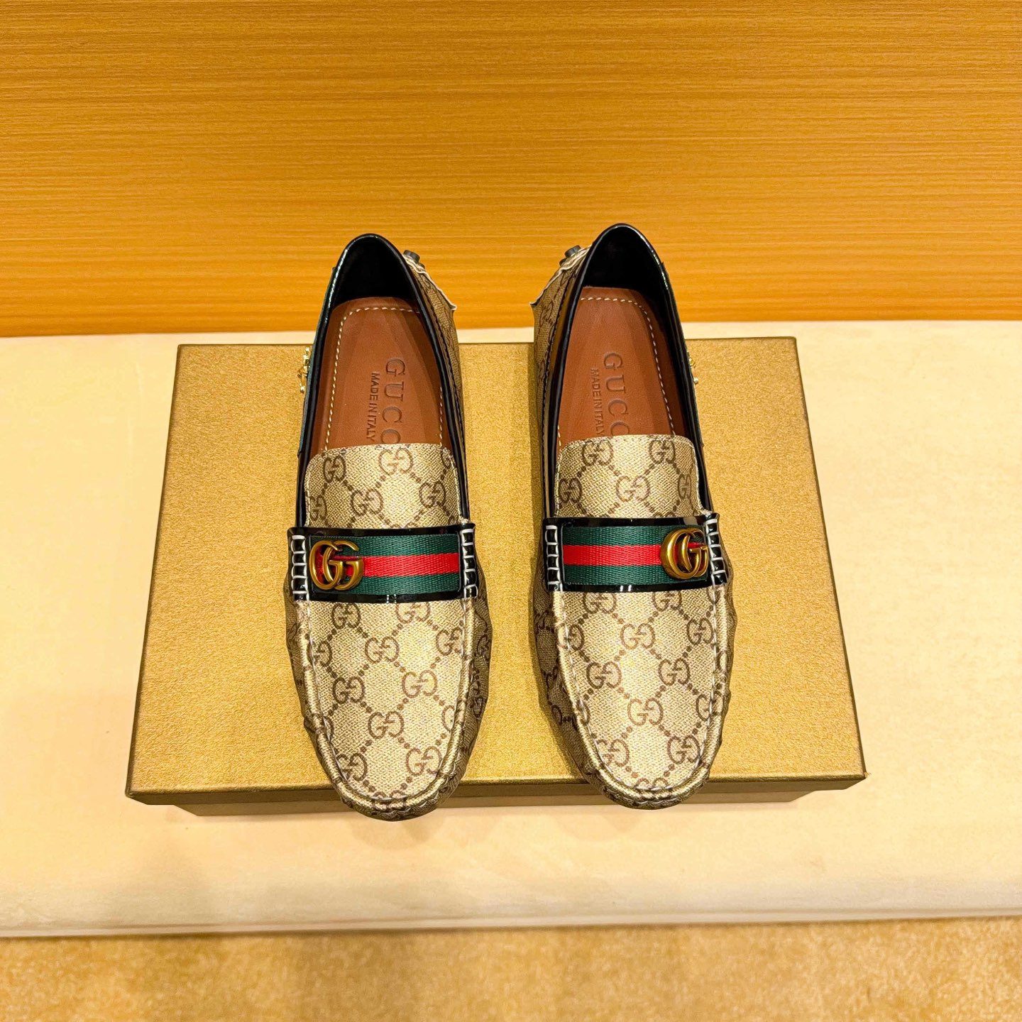 GUCCI Low-Top Casual Sneakers in Genuine Calfskin with Lambskin Lining and Italian Leather Sole