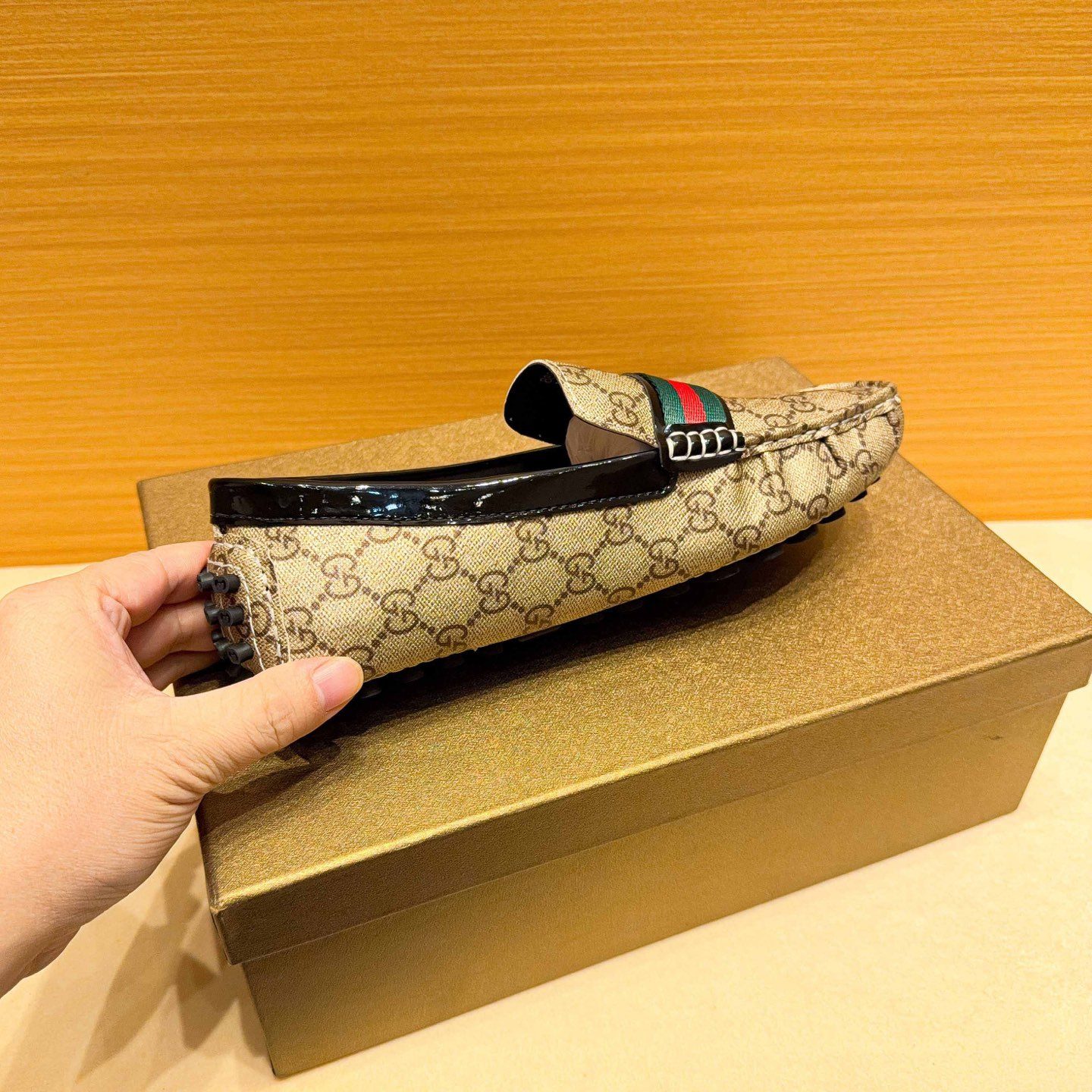 GUCCI Low-Top Casual Sneakers in Genuine Calfskin with Lambskin Lining and Italian Leather Sole