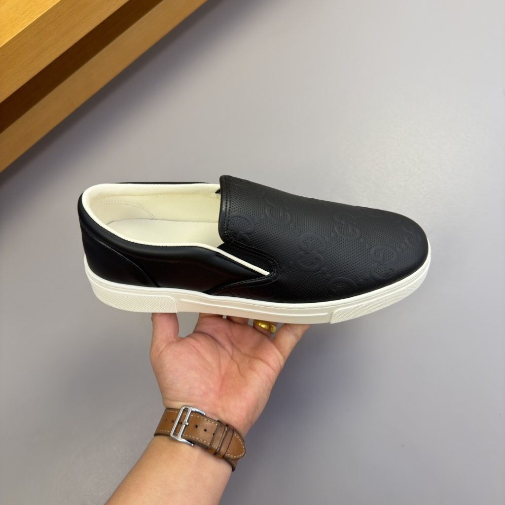 GUCCI Low-Top Casual Sneakers in Genuine Calfskin with Lambskin Lining and Italian Leather Sole