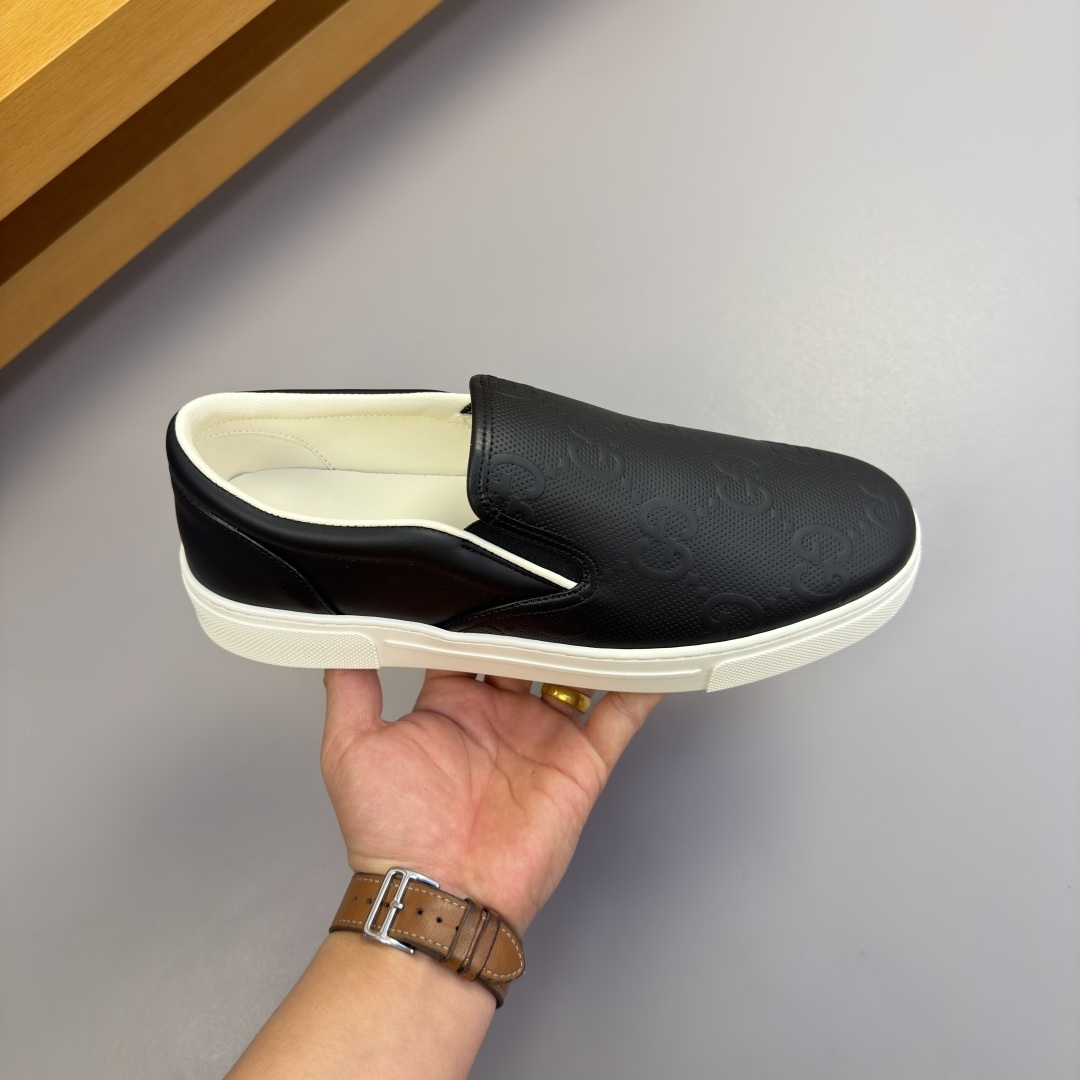 GUCCI Low-Top Casual Sneakers in Genuine Calfskin with Lambskin Lining and Italian Leather Sole