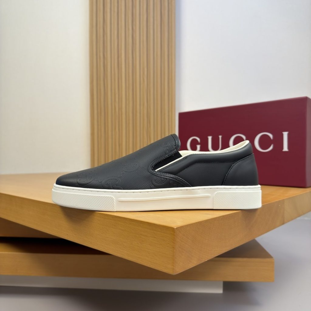 GUCCI Low-Top Casual Sneakers in Genuine Calfskin with Lambskin Lining and Italian Leather Sole
