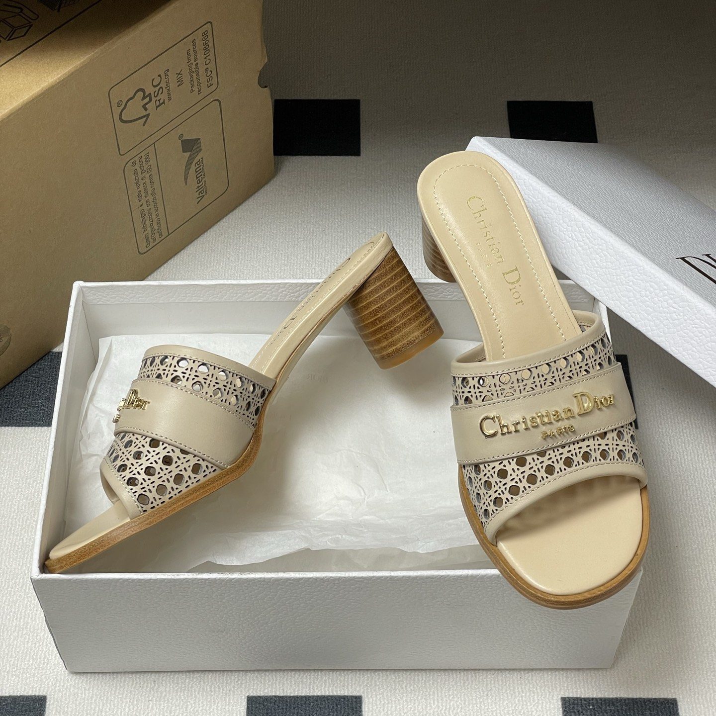 DIOR Elegant Sandals, Premium Leather with Open Toe Design and Molded Rubber Outsole for Summer