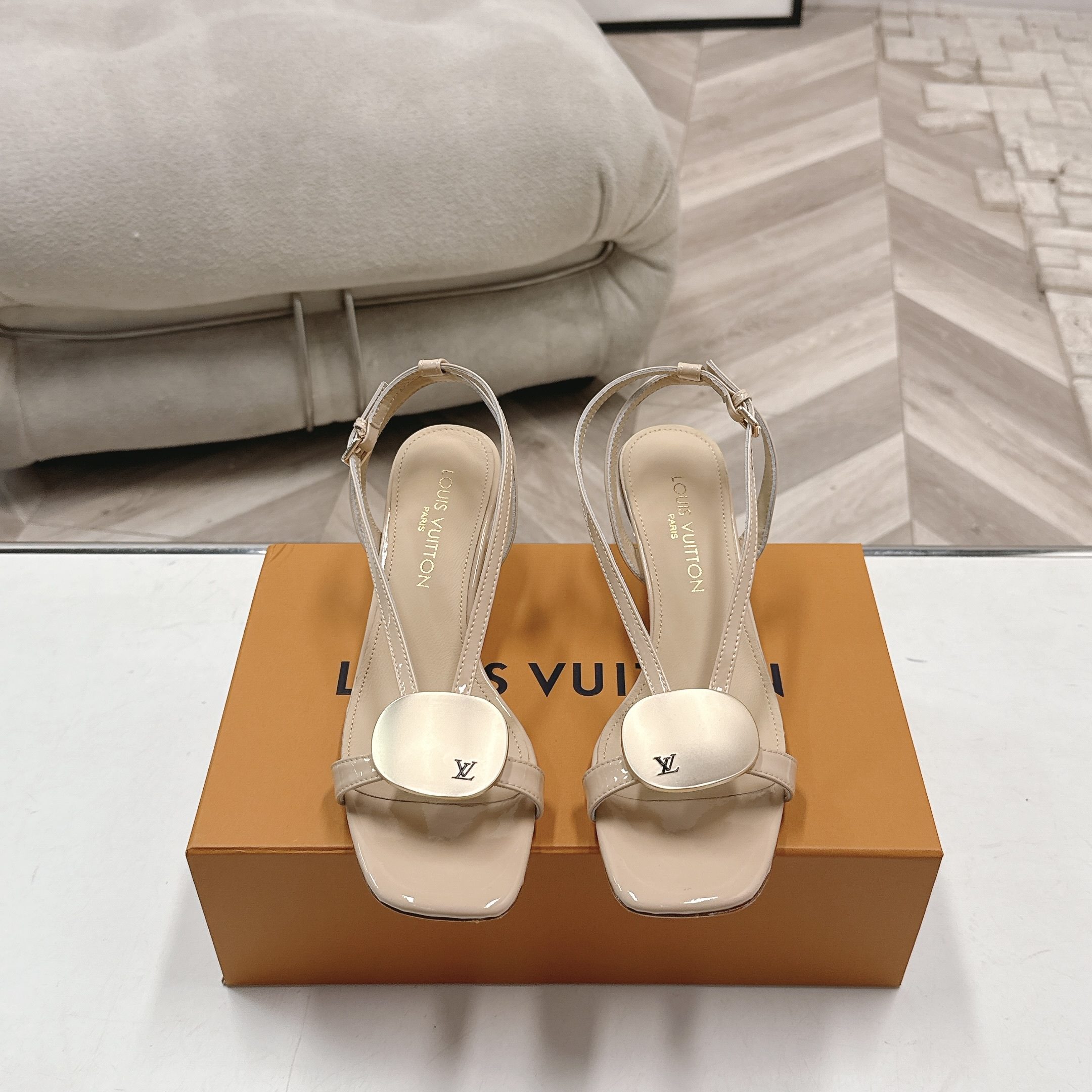 LOUIS VUITTON Classic Sandals, Premium Leather with Open Toe Strap Design and Molded Rubber Outsole