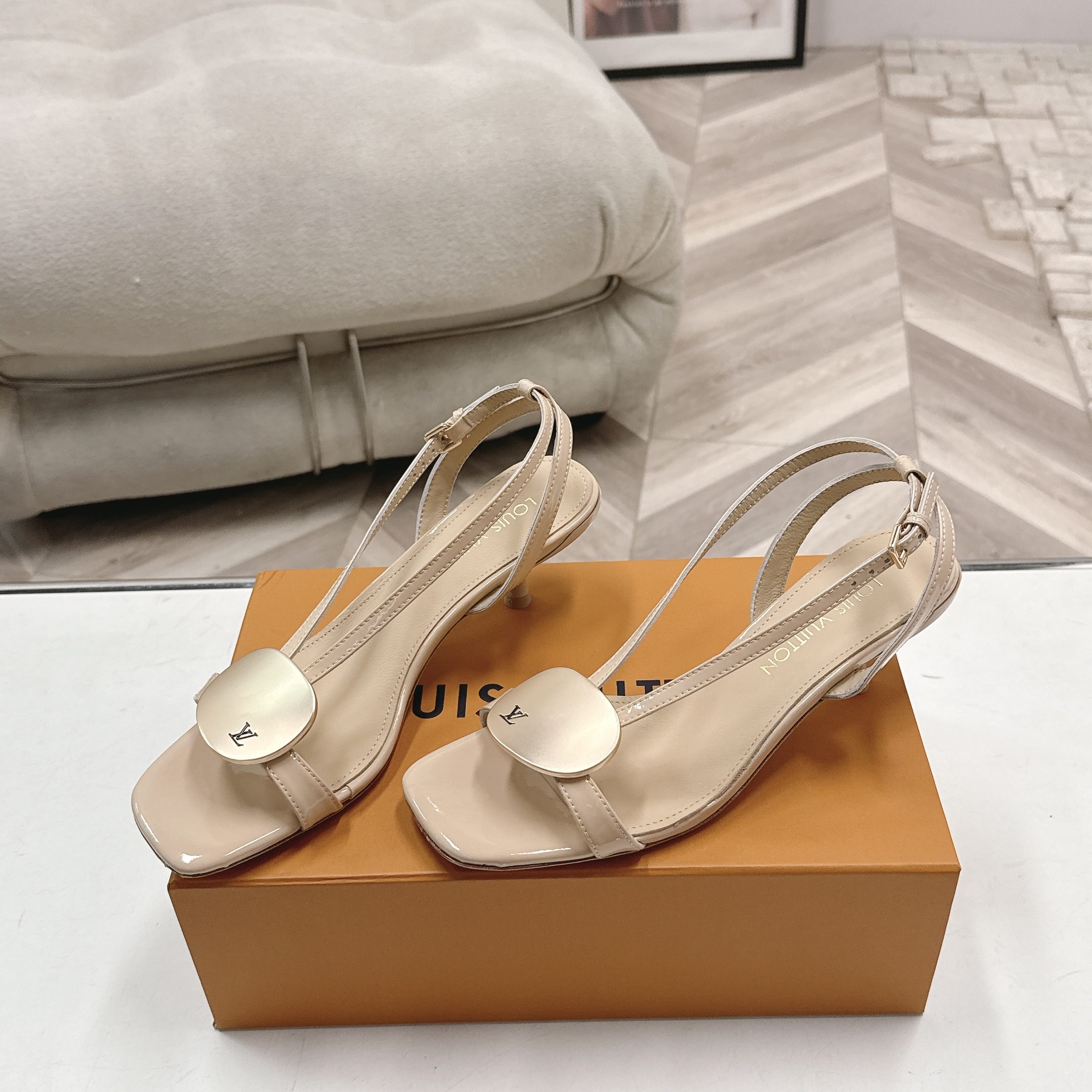 LOUIS VUITTON Classic Sandals, Premium Leather with Open Toe Strap Design and Molded Rubber Outsole
