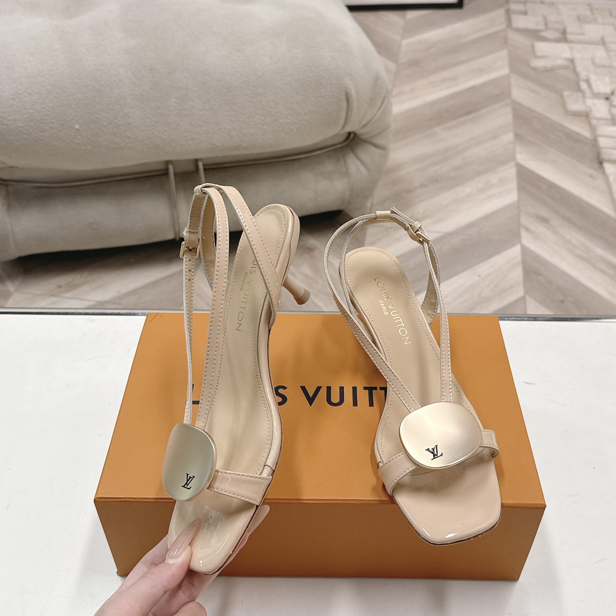 LOUIS VUITTON Classic Sandals, Premium Leather with Open Toe Strap Design and Molded Rubber Outsole