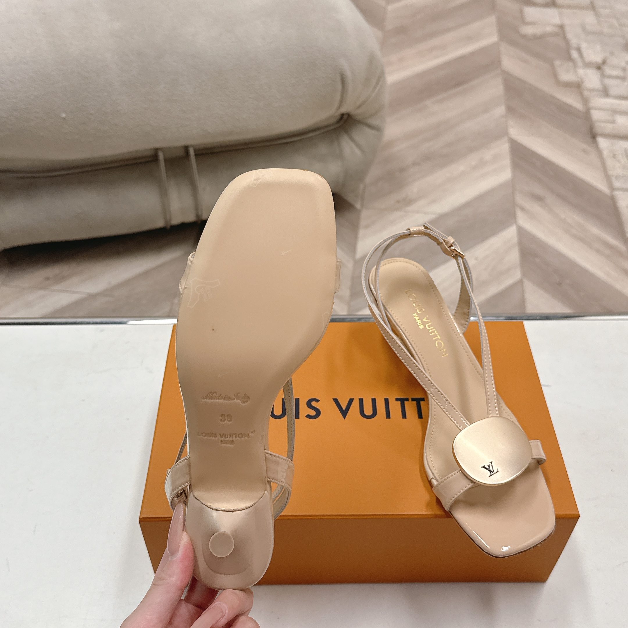 LOUIS VUITTON Classic Sandals, Premium Leather with Open Toe Strap Design and Molded Rubber Outsole