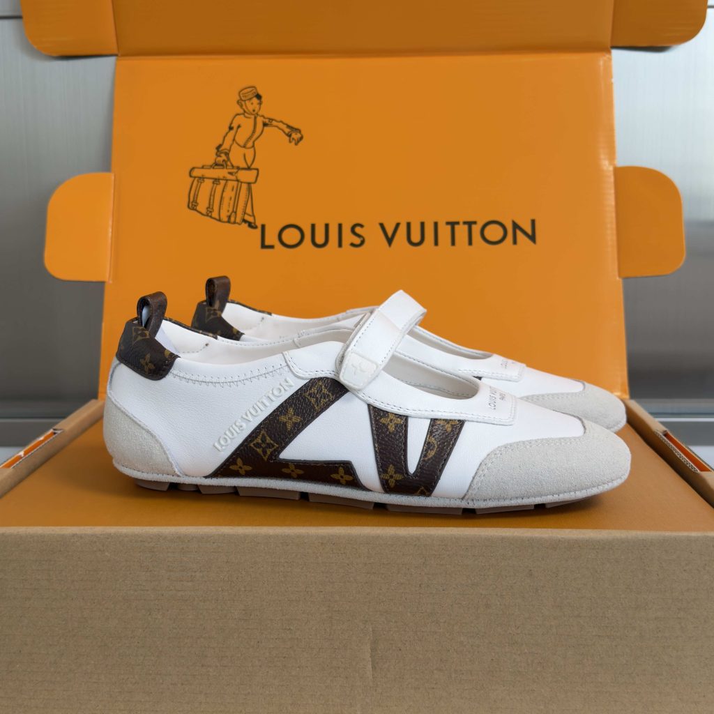 LOUIS VUITTON Casual Sneakers, Premium Leather with Round Toe Lace-Up and Molded Rubber Outsole