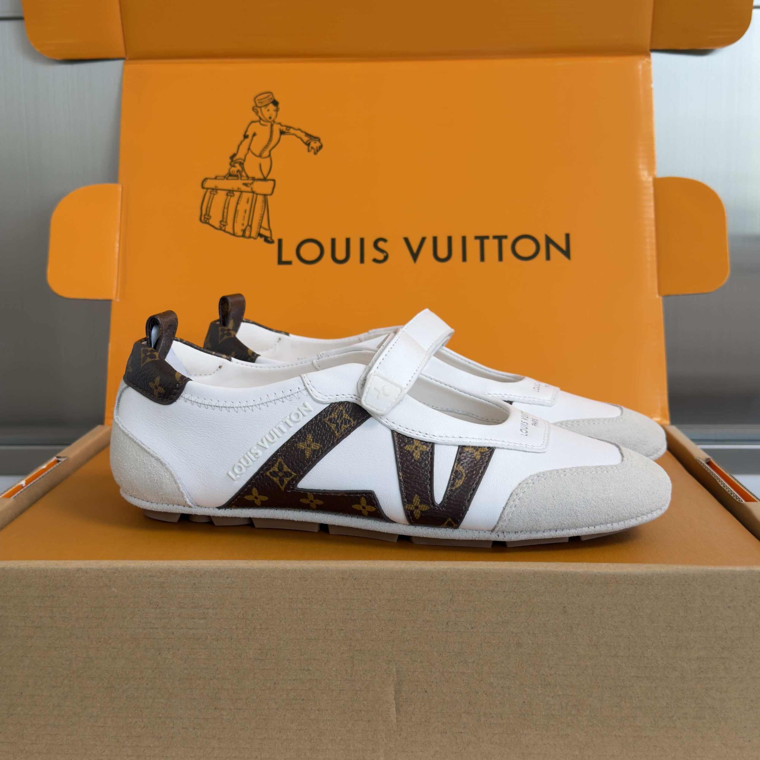LOUIS VUITTON Casual Sneakers, Premium Leather with Round Toe Lace-Up and Molded Rubber Outsole