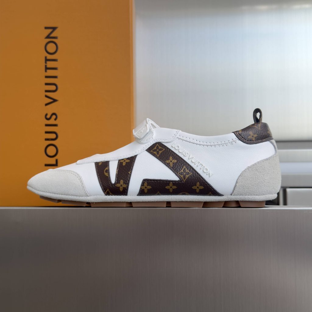 LOUIS VUITTON Casual Sneakers, Premium Leather with Round Toe Lace-Up and Molded Rubber Outsole