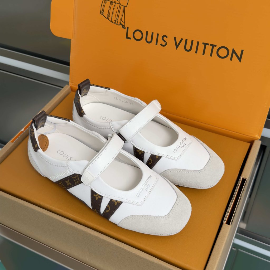 LOUIS VUITTON Casual Sneakers, Premium Leather with Round Toe Lace-Up and Molded Rubber Outsole