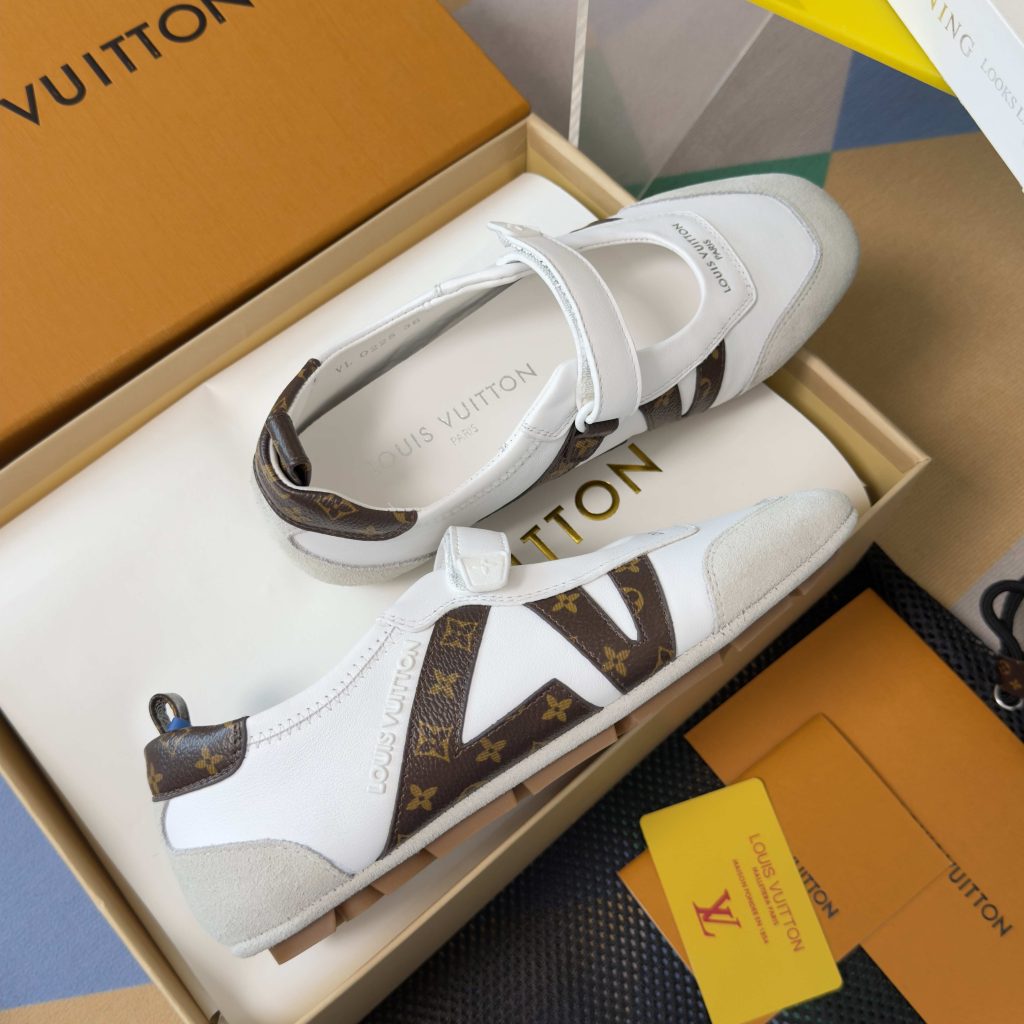 LOUIS VUITTON Casual Sneakers, Premium Leather with Round Toe Lace-Up and Molded Rubber Outsole