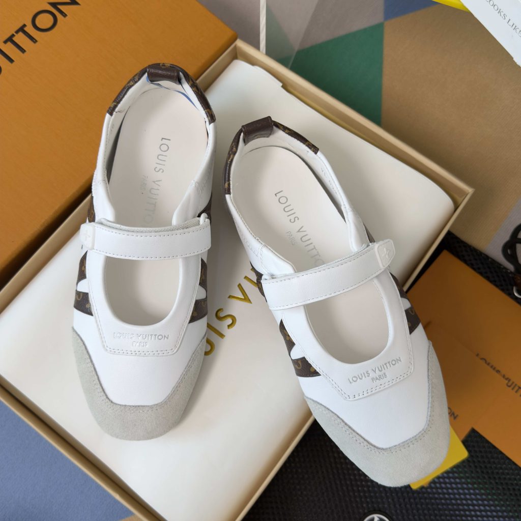 LOUIS VUITTON Casual Sneakers, Premium Leather with Round Toe Lace-Up and Molded Rubber Outsole