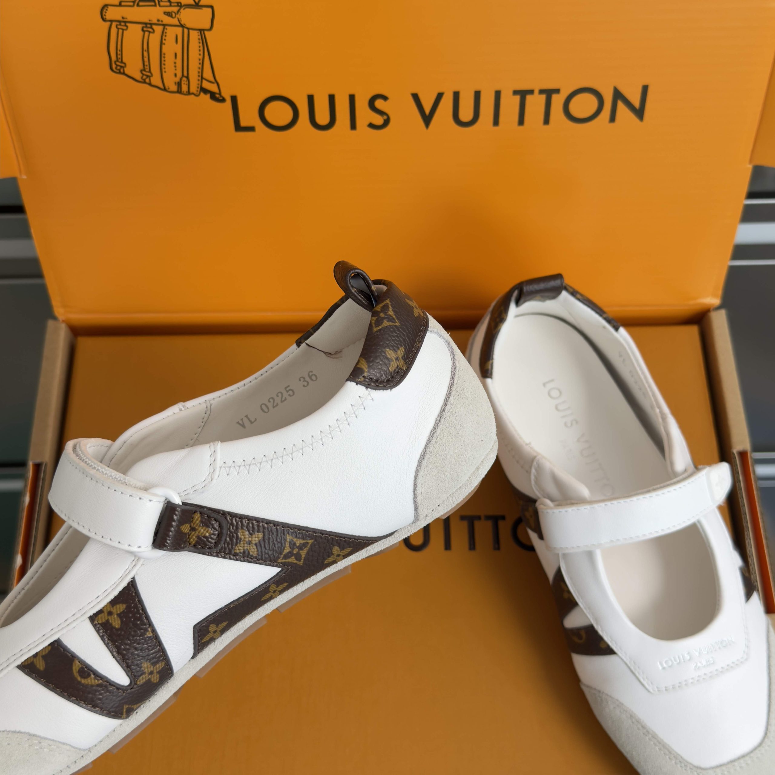 LOUIS VUITTON Casual Sneakers, Premium Leather with Round Toe Lace-Up and Molded Rubber Outsole