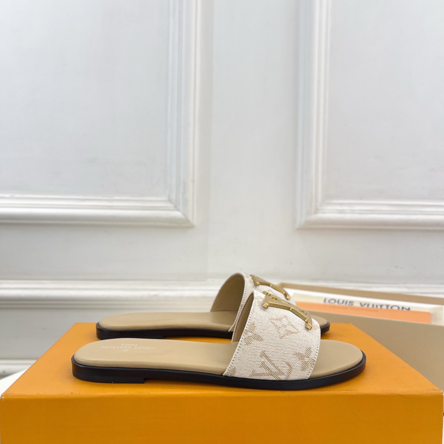 LOUIS VUITTON Flat Slide Sandals in Genuine Calfskin with Lambskin Lining and Italian Leather Sole