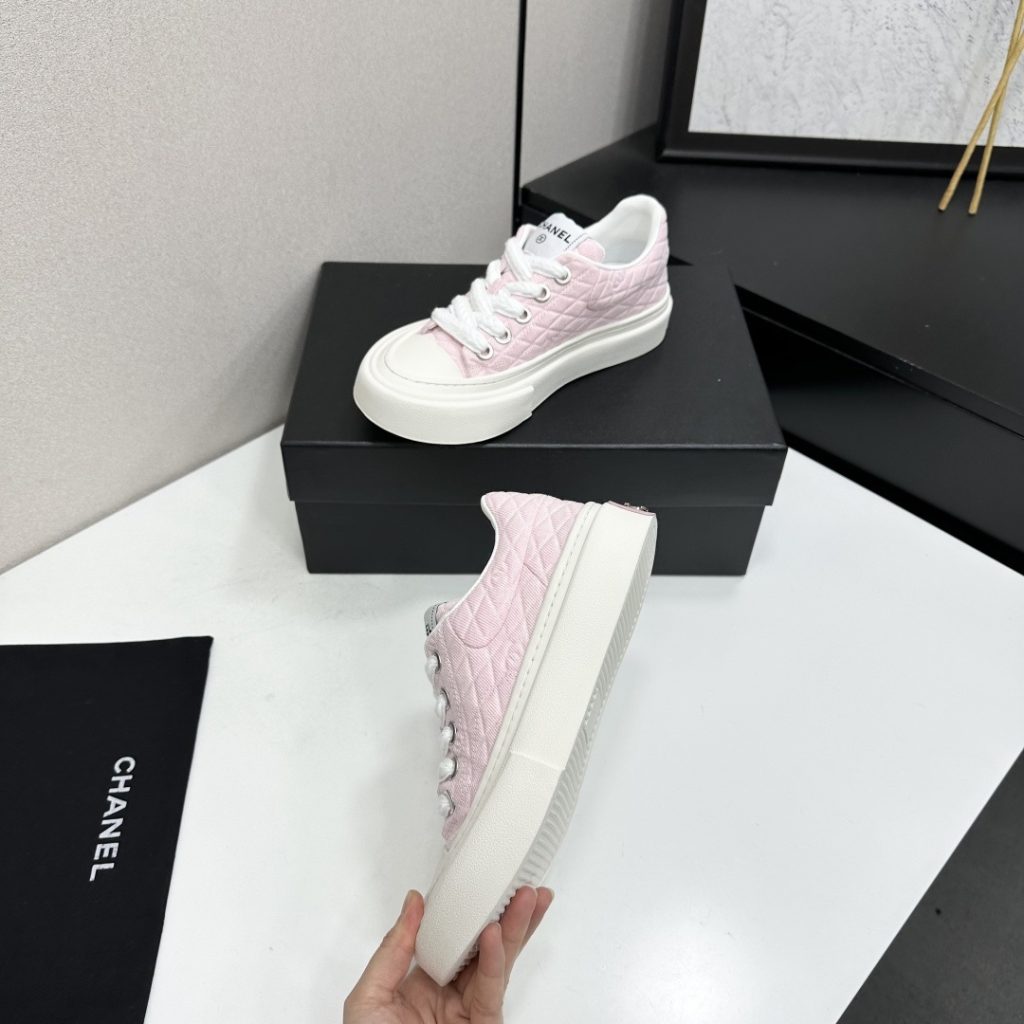 CHANEL Low-Top Casual Sneakers in Genuine Calfskin with Lambskin Lining and Italian Leather Sole