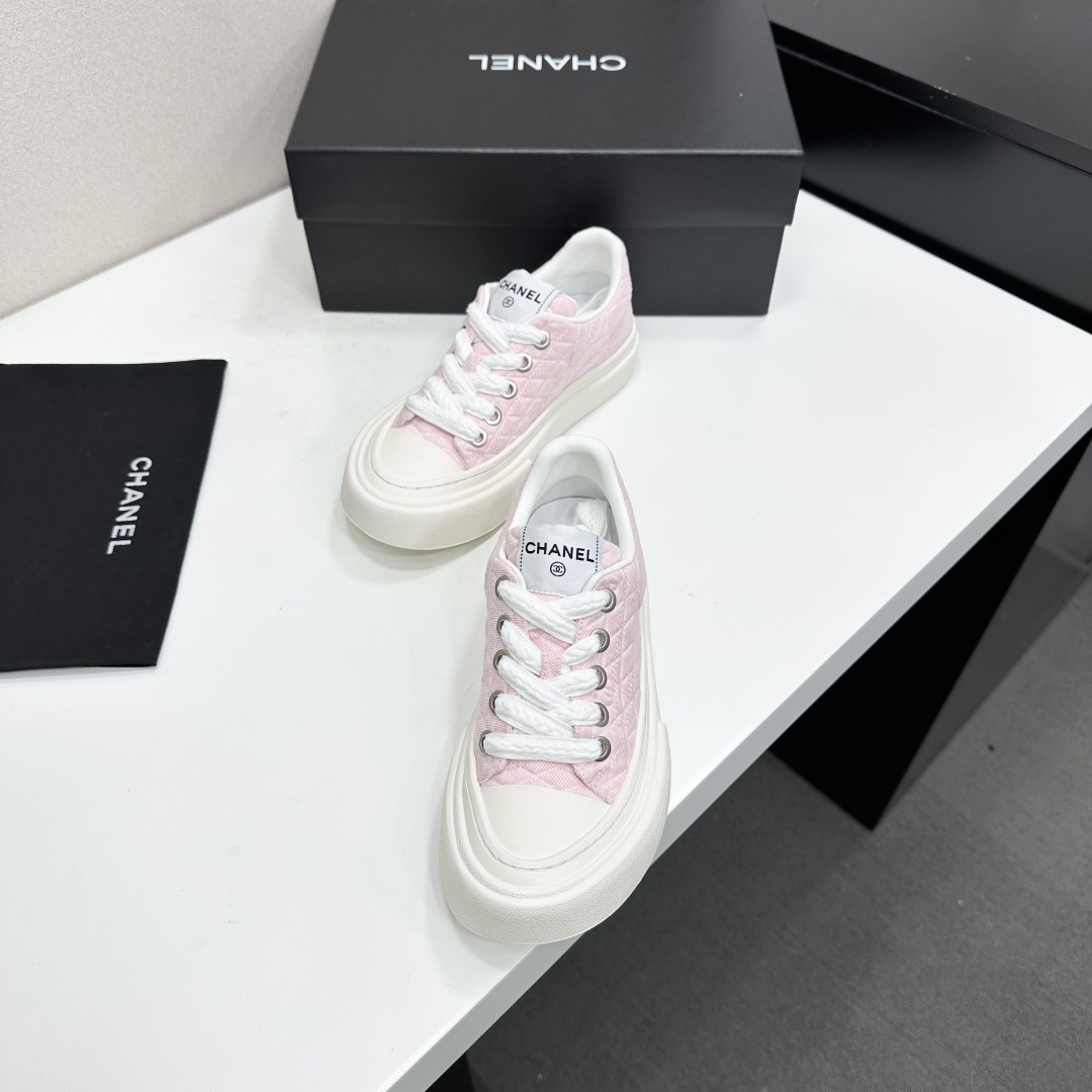 CHANEL Low-Top Casual Sneakers in Genuine Calfskin with Lambskin Lining and Italian Leather Sole