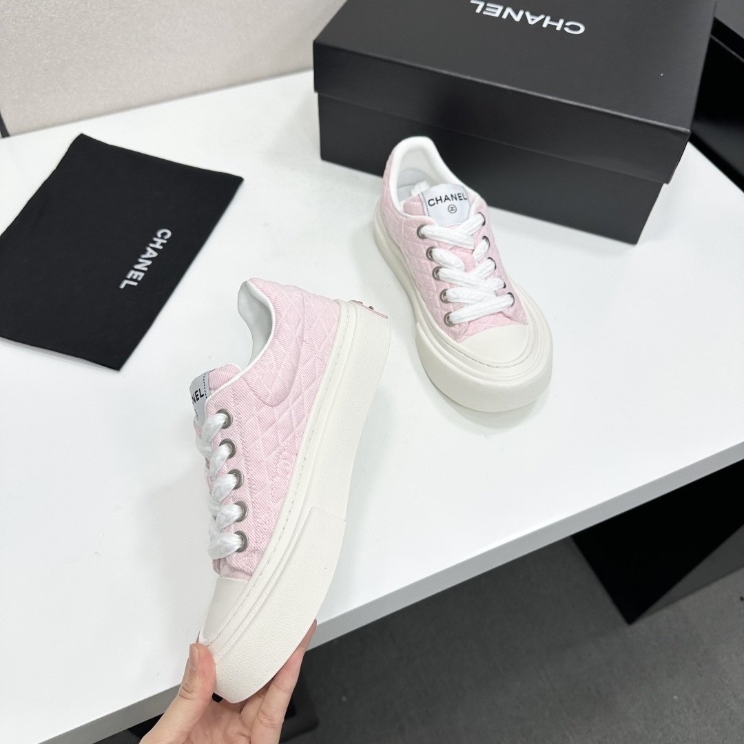 CHANEL Low-Top Casual Sneakers in Genuine Calfskin with Lambskin Lining and Italian Leather Sole