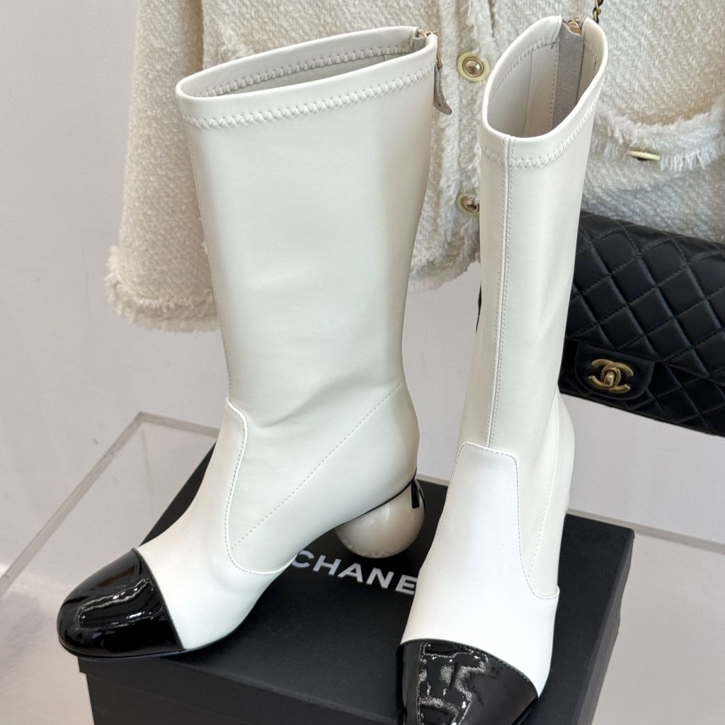 CHANEL Boots in Premium Leather with Molded Rubber Outsole Genuine Lambskin Lining Italian Suede S
