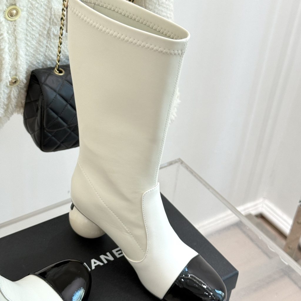 CHANEL Boots in Premium Leather with Molded Rubber Outsole Genuine Lambskin Lining Italian Suede S