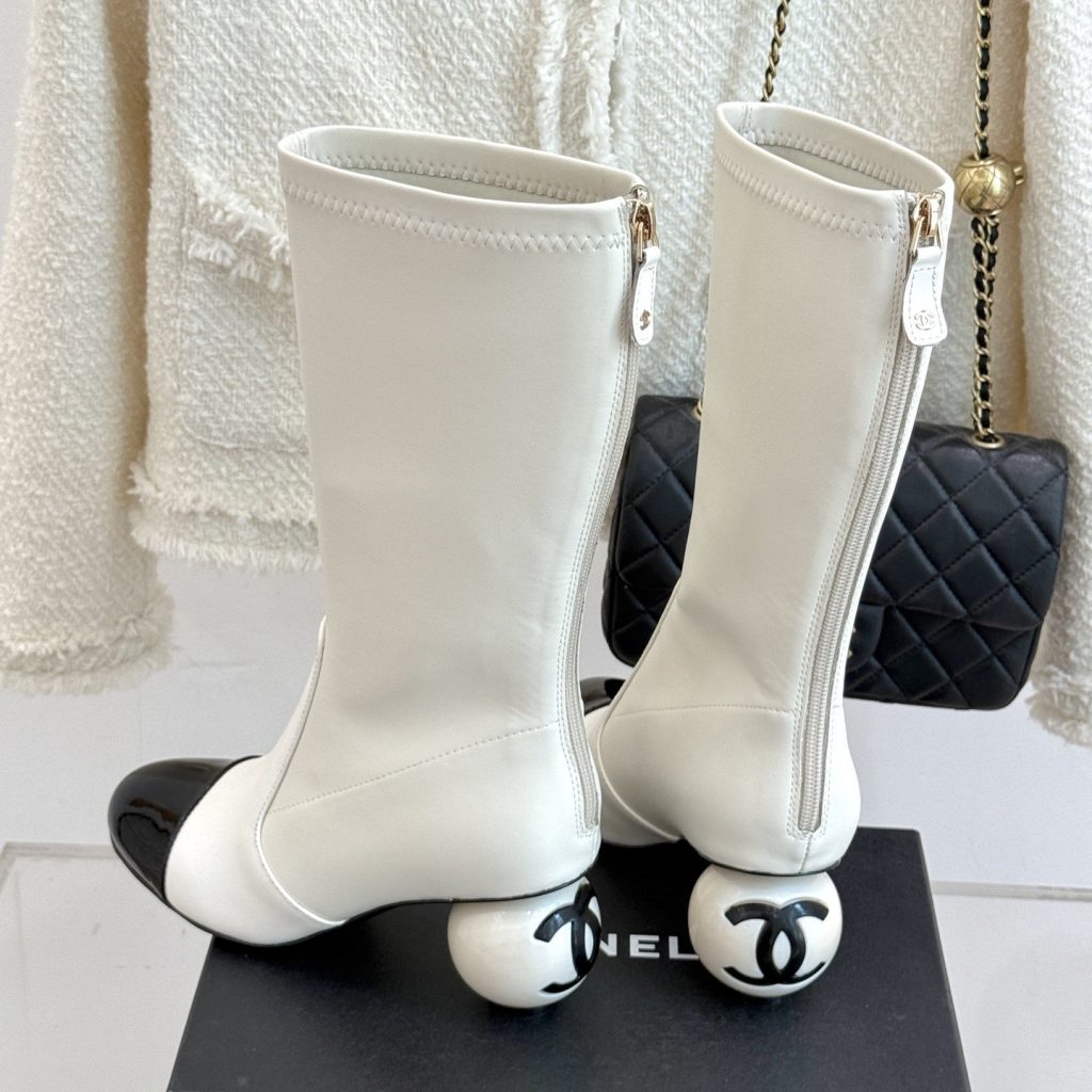 CHANEL Boots in Premium Leather with Molded Rubber Outsole Genuine Lambskin Lining Italian Suede S